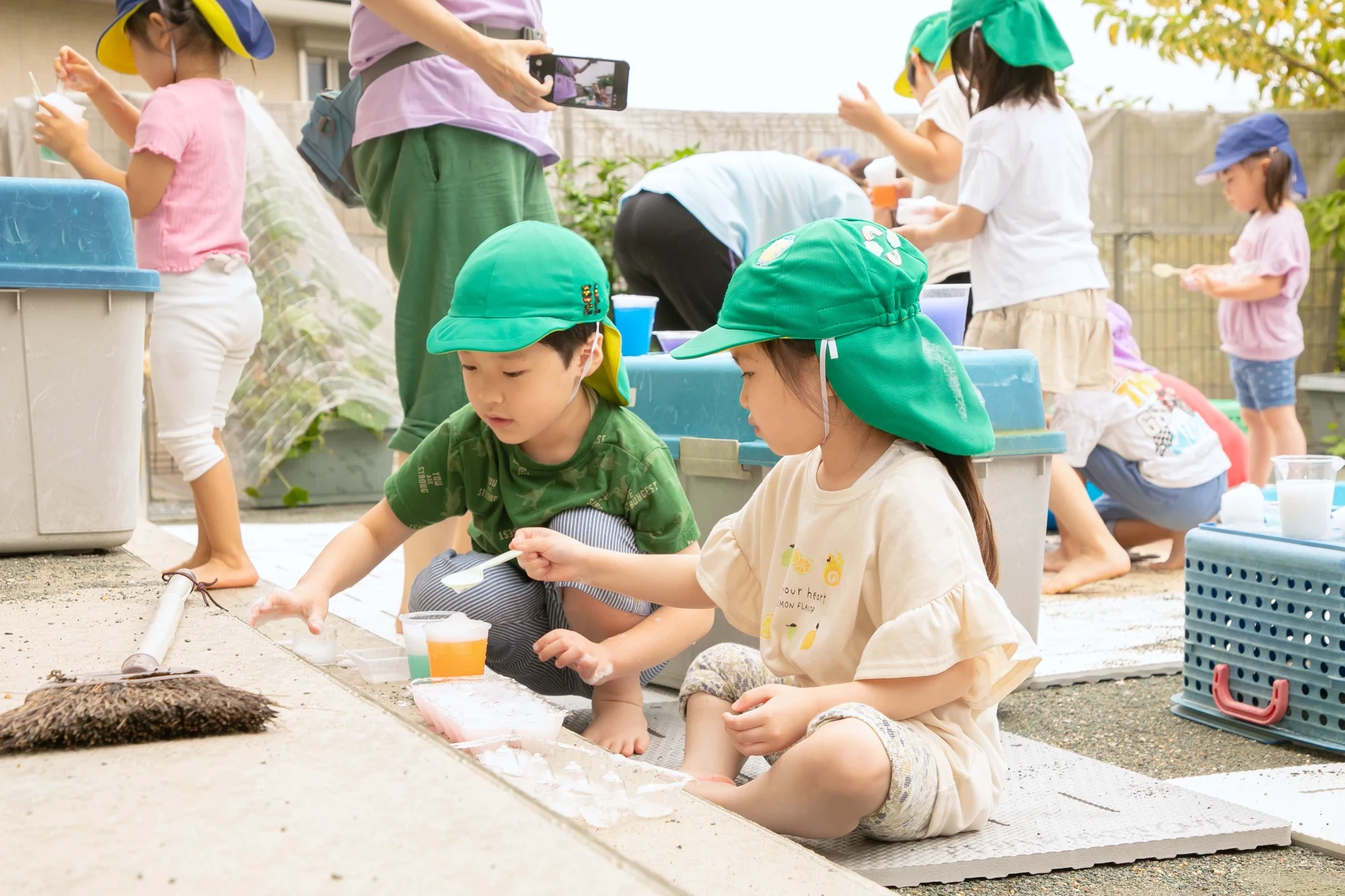 園庭で水遊びを楽しむ子どもたち