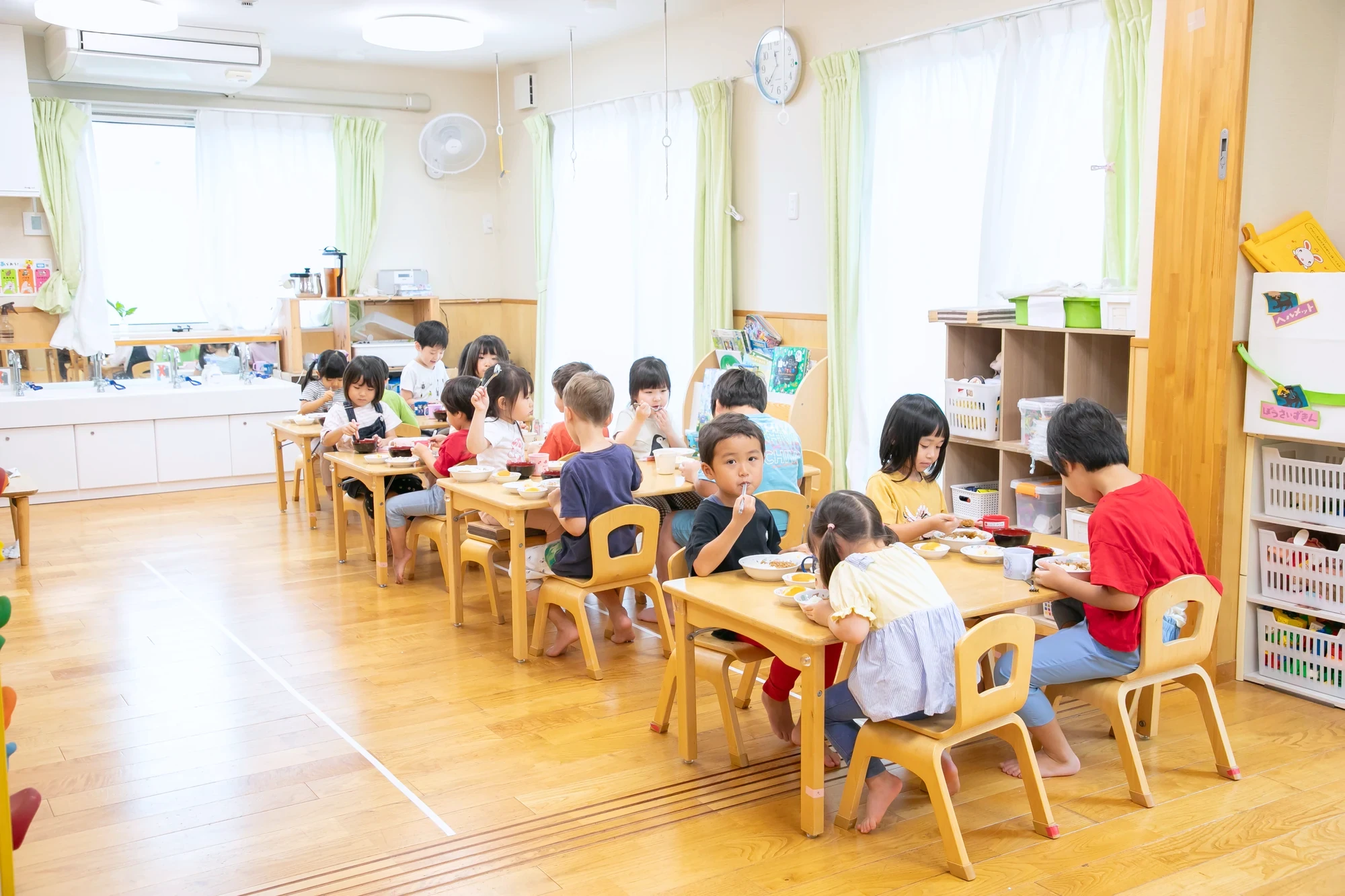 みんなで給食を食べる様子