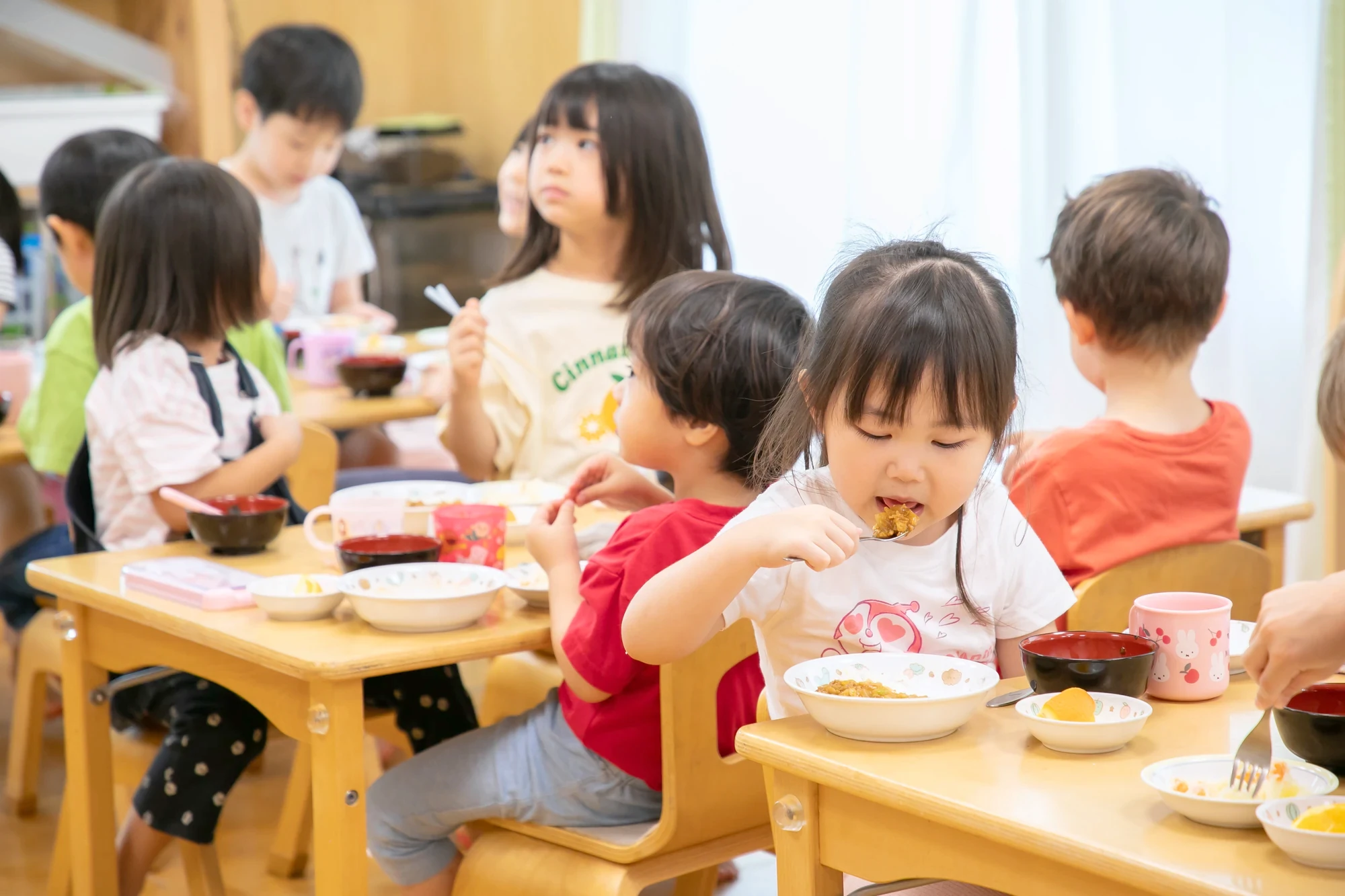 給食を楽しむ子どもたち