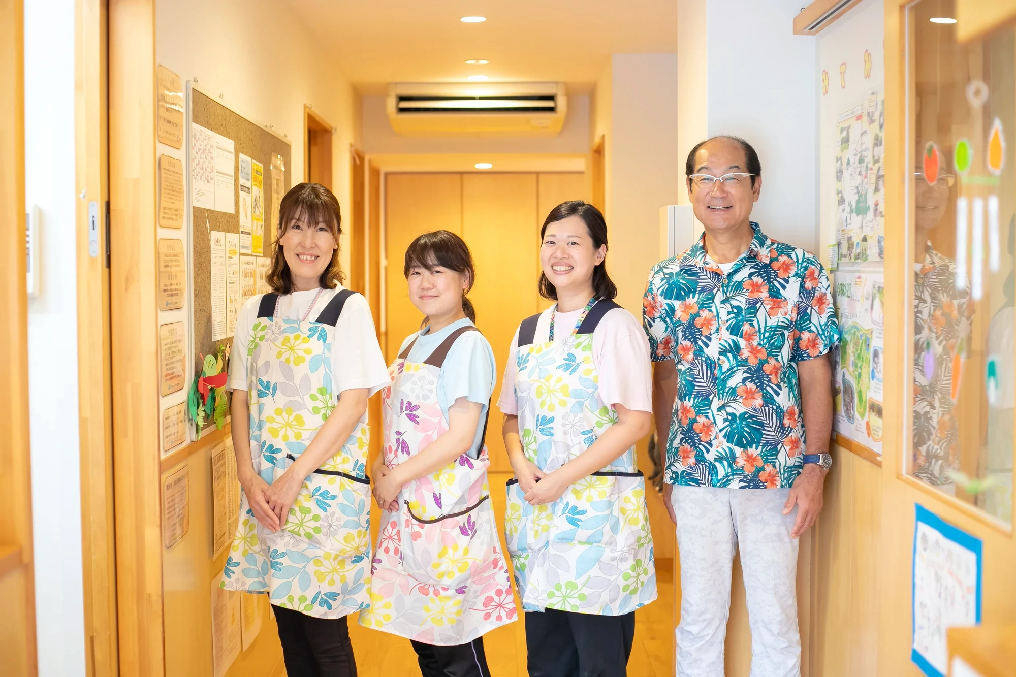アロハ柄のエプロンを着た職員たち